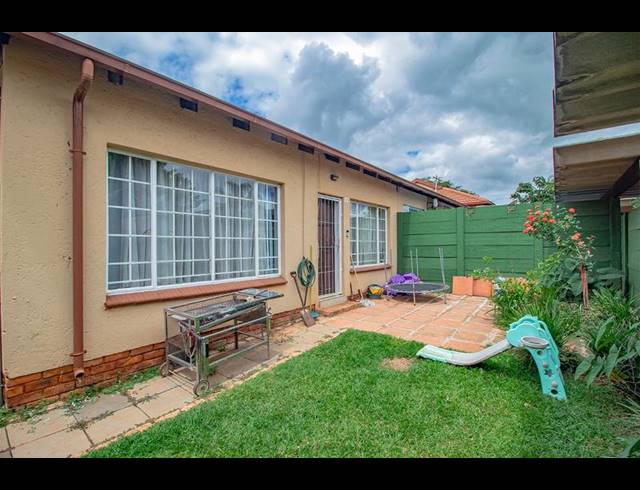 2 BEDROOM TOWNHOUSE FOR SALE IN MONTANA PARK